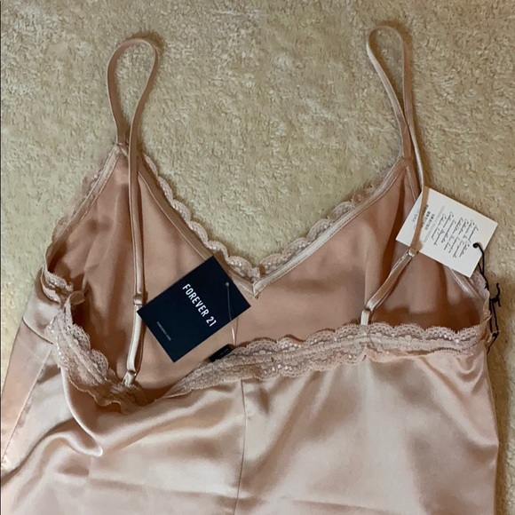 BlUSH SATIN MAXI DRESS WITH SLIT - Picture 4 of 4